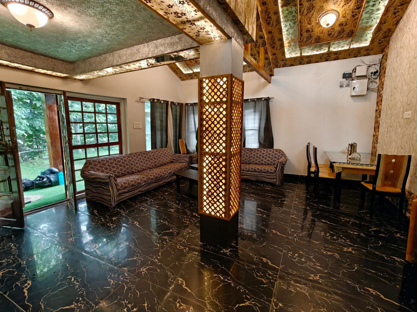 KashÔtel living room wide angle with dining table